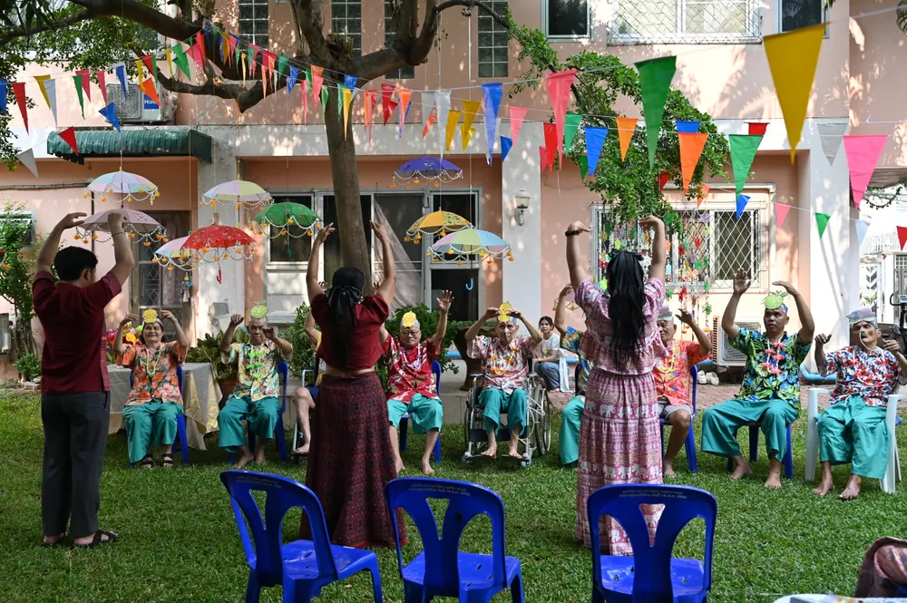 กิจกรรมรำไทยร่วมกับผู้สูงอายุที่เนอร์สซิ่งโฮม โกลเด้นไลฟ์เนอร์สซิ่งโฮม