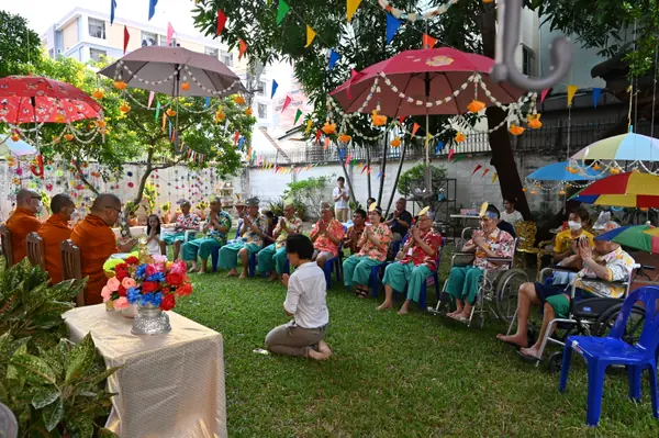 ผู้สูงอายุรับศีลรับพรจากพระสงฆ์ในวันสำคัญ