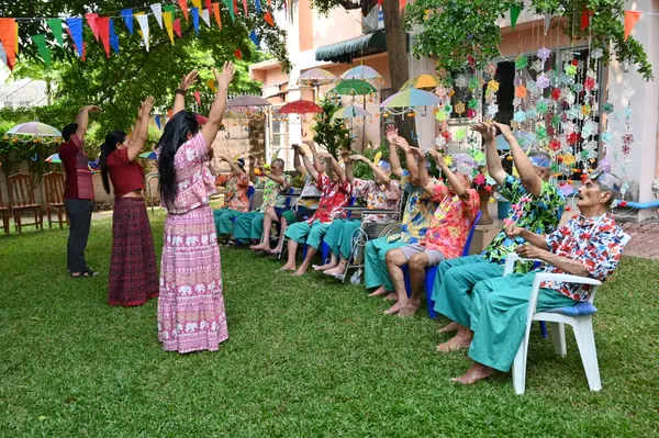 กิจกรรมรำไทยร่วมกับผู้สูงอายุ