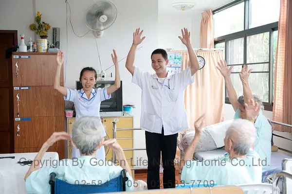 พยาบาลพาผู้สูงอายุออกกำลังกายและกายภาพบำบัด