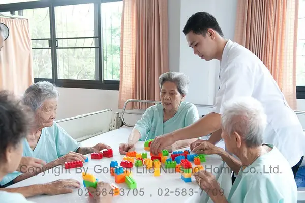 พยาบาลและผู้สูงอายุเล่นกิจกรรมเสริมสมอง