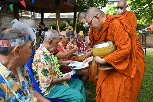 งานสงกรานต์ ทำบุญตักบาตร ที่ศูนย์ดูแลผู้สูงอายุ