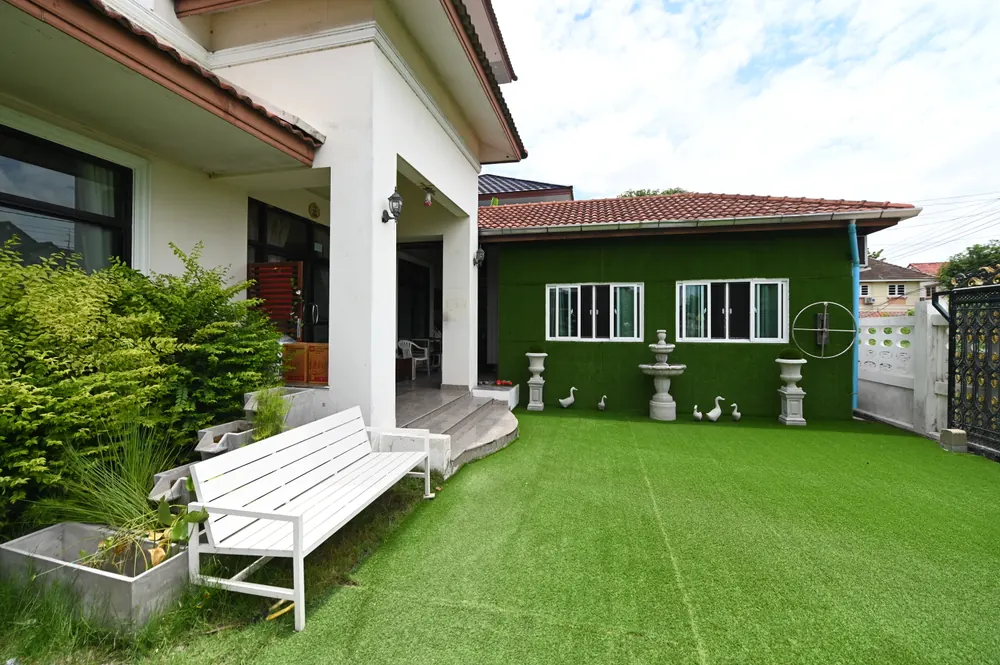 บรรยากาศสวนหญ้าของศูนย์ดูแลผู้สูงอายุปิ่นเกล้า