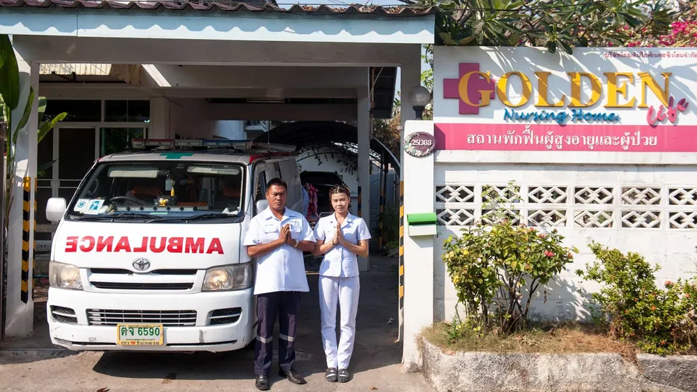 ทีมพยาบาลและรถพยาบาลของโกลเด้นไลฟ์เนอร์สซิ่งโฮมพร้อมรับมือเหตุฉุกเฉิน